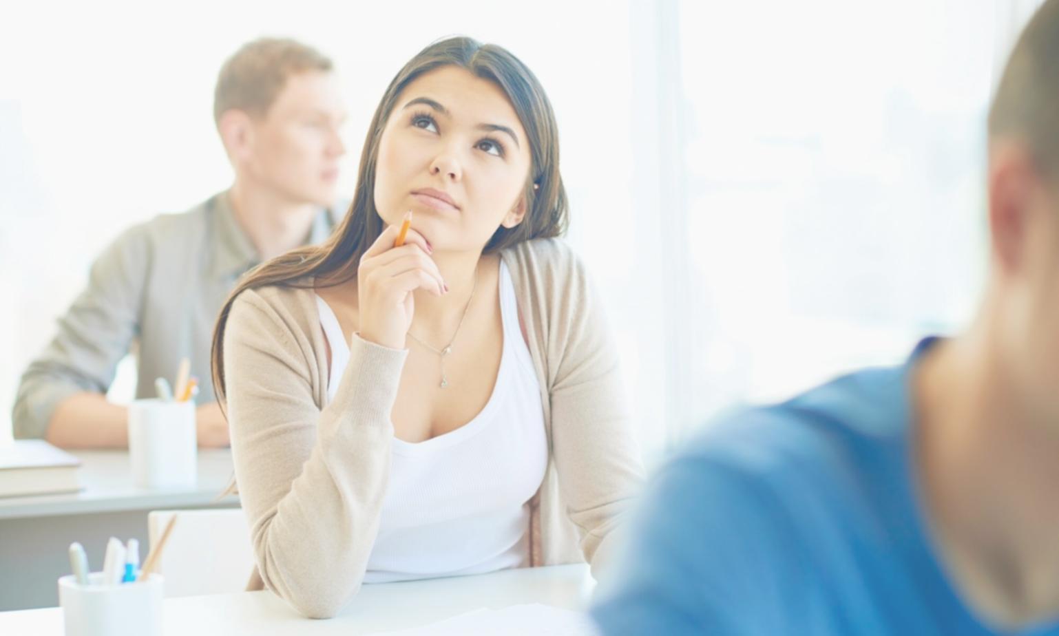 Live trading screen displaying candlestick patterns and volume analysis